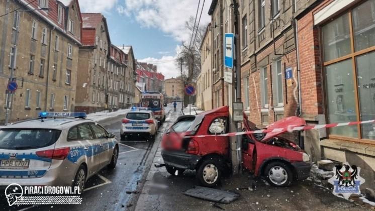 16-letni kierowca rozbił samochód na słupie. 13-letni pasażer jest ciężko ranny.