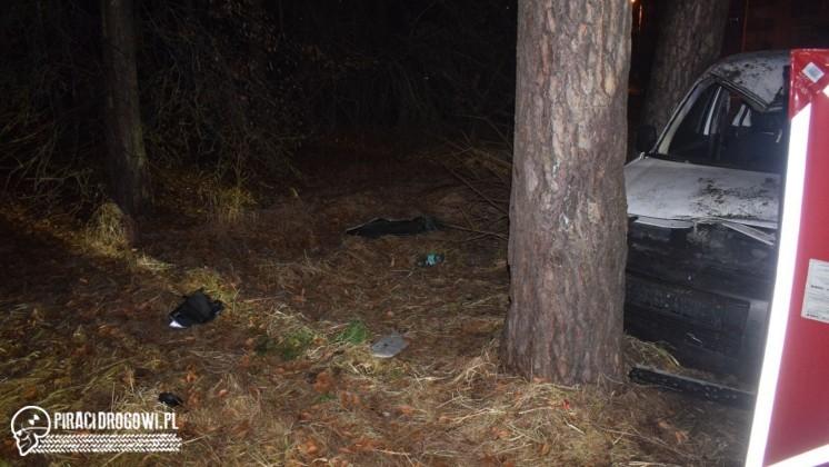 Wypadek na rondzie. 31-latek uderzył w murek wysepki i drzewo. Zginął.