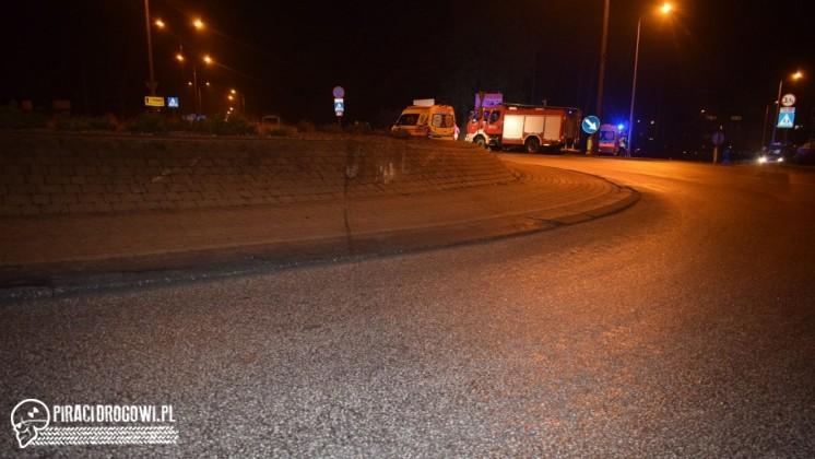 Wypadek na rondzie. 31-latek uderzył w murek wysepki i drzewo. Zginął.