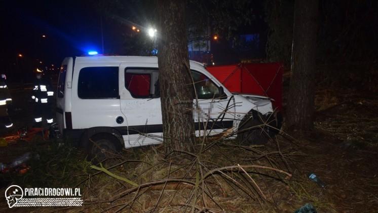 Wypadek na rondzie. 31-latek uderzył w murek wysepki i drzewo. Zginął.