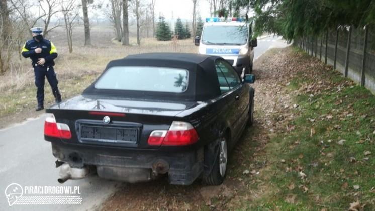 Młody kierowca jechał niezarejestrowanym i niekompletnym samochodem.