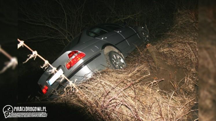 Młody kierowca pożyczył BMW od rodziców. Rozbił je, uciekając przed policją.