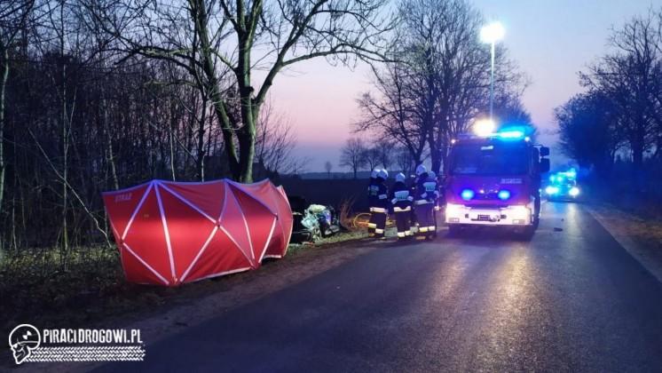 Dwóch młodych mężczyzn zginęło w wypadku. BMW rozbiło się na drzewie.