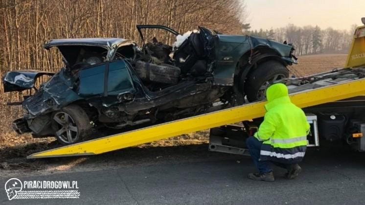 Dwóch młodych mężczyzn zginęło w wypadku. BMW rozbiło się na drzewie.