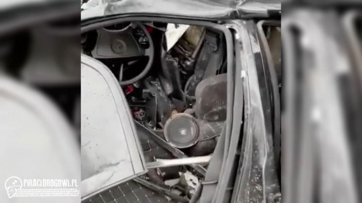 Mercedes rozpadł się na pół. Wskazówka licznika zatrzymała się na 230 km/h.