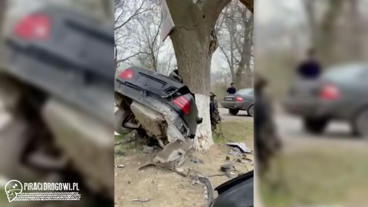 Mercedes rozpadł się na pół. Wskazówka licznika zatrzymała się na 230 km/h.