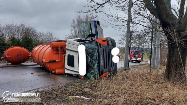 Wypadek szambowozu. Pojazd na boku, nieczystości na drodze.