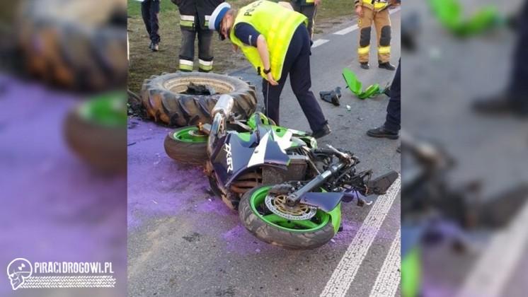 Szok. Po zderzeniu z motocyklem z traktora odpadło koło!