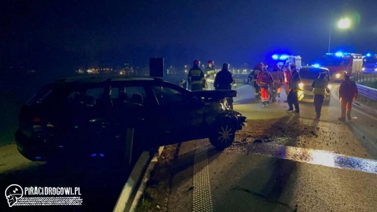 PIjany kierowca uderzył w barierę. Wysiadając z samochodu spadł ze skarpy.