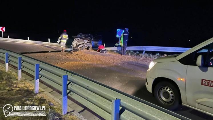 PIjany kierowca uderzył w barierę. Wysiadając z samochodu spadł ze skarpy.