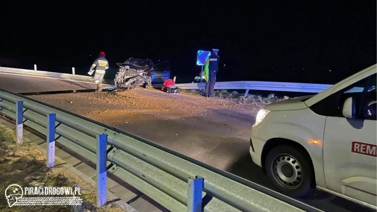 PIjany kierowca uderzył w barierę. Wysiadając z samochodu spadł ze skarpy.