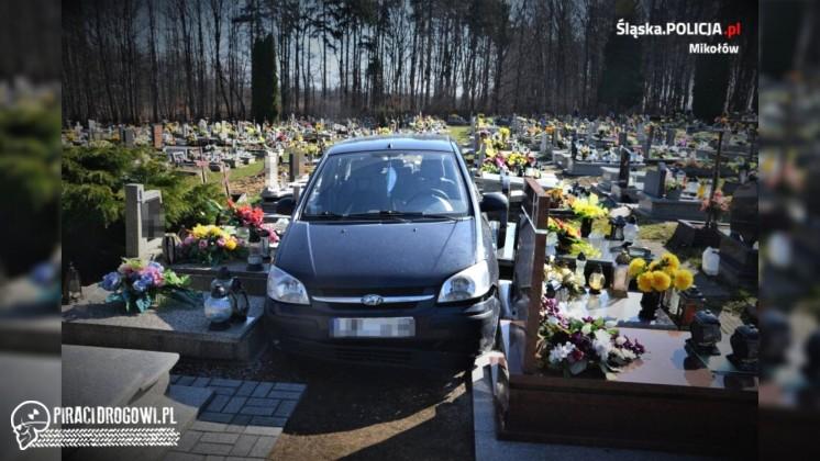 88-letni kierowca wjechał na cmentarz i staranował 22 nagrobki. 