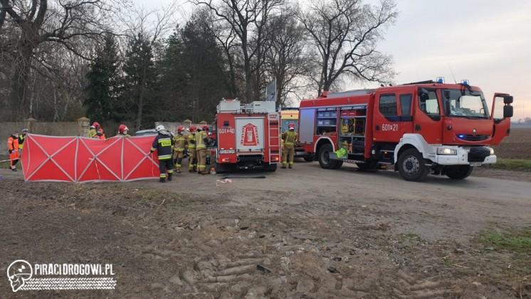 Dwaj bracia zginęli wypadku. Rozpędzony samochód uderzył w mur.