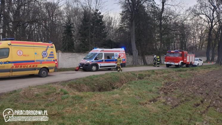 Dwaj bracia zginęli wypadku. Rozpędzony samochód uderzył w mur.