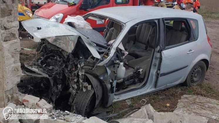 Dwaj bracia zginęli wypadku. Rozpędzony samochód uderzył w mur.
