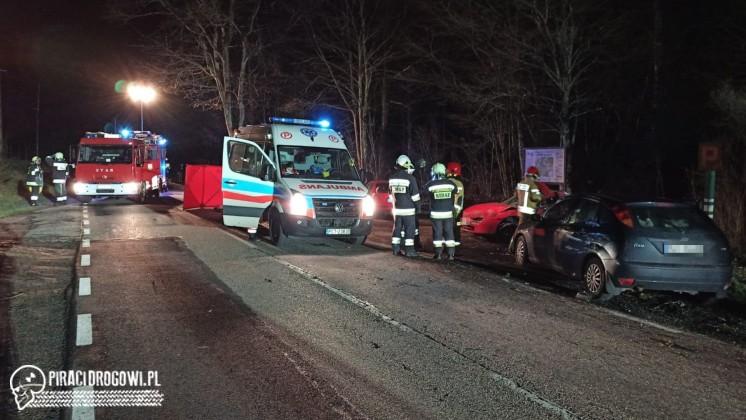 Samochód z ogromną prędkością uderzył w drzewo. Kierowca nie miał szans, zginął.