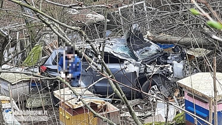 Samochód spadł ze skarpy i wjechał na pasiekę. Nie żyje 83-letnia pasażerka.