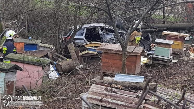 Samochód spadł ze skarpy i wjechał na pasiekę. Nie żyje 83-letnia pasażerka.