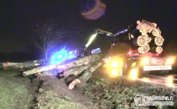 Belki drzewa spadły z ciężarówki na samochód osobowy. Kierowca nie miał szans.