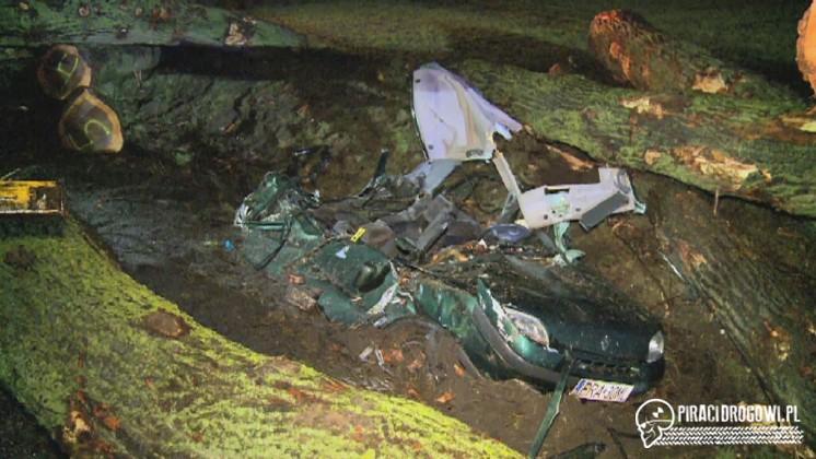 Naczepa z ładunkiem drewna przewróciła się na samochód osobowy. Kierowca zginął