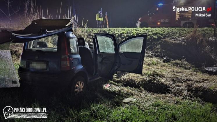 Młody kierowca rozbił się fiatem pandą na drzewie. Miał dużo szczęścia.