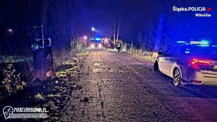 Młody kierowca rozbił się fiatem pandą na drzewie. Miał dużo szczęścia.