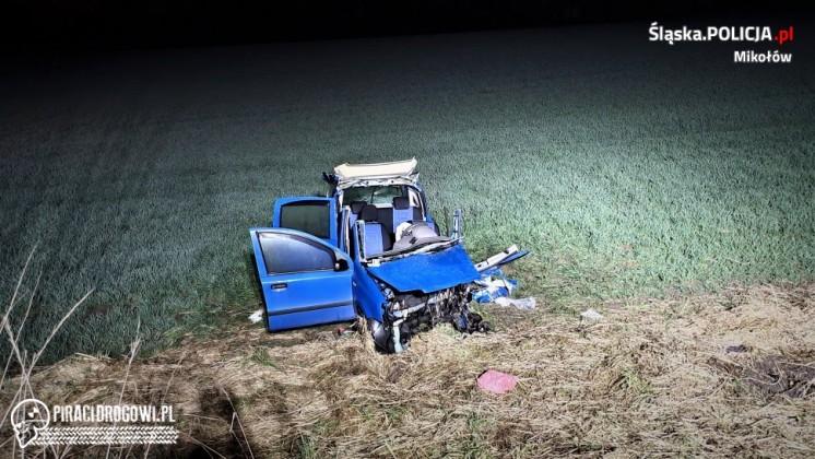 Młody kierowca rozbił się fiatem pandą na drzewie. Miał dużo szczęścia.