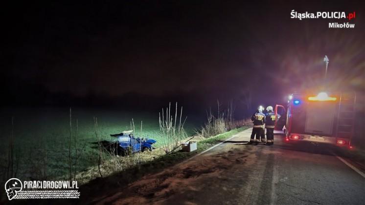 Młody kierowca rozbił się fiatem pandą na drzewie. Miał dużo szczęścia.