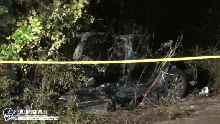 Tesla bez kierowcy uderzyła w drzewo i spłonęła. W wypadku zginęły dwie osoby.