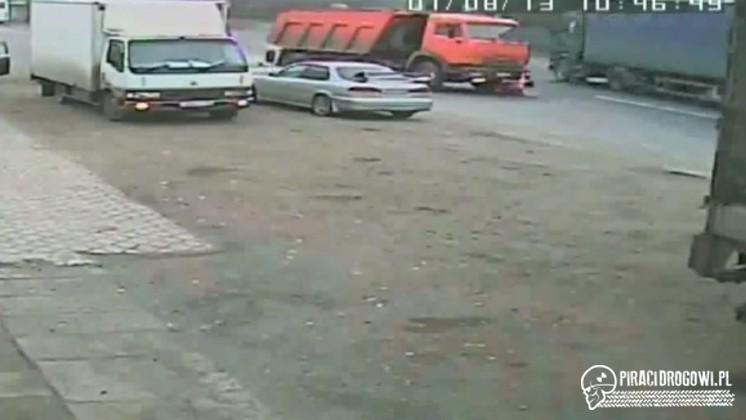 Ciężarówka przejeżdża człowieka