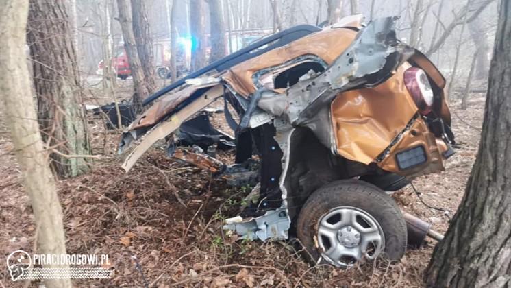 Szok... Dacia rozpadła się na pół, kierowca jakimś cudem przeżył wypadek.