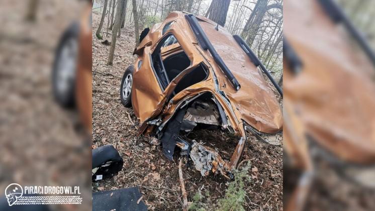 Szok... Dacia rozpadła się na pół, kierowca jakimś cudem przeżył wypadek.
