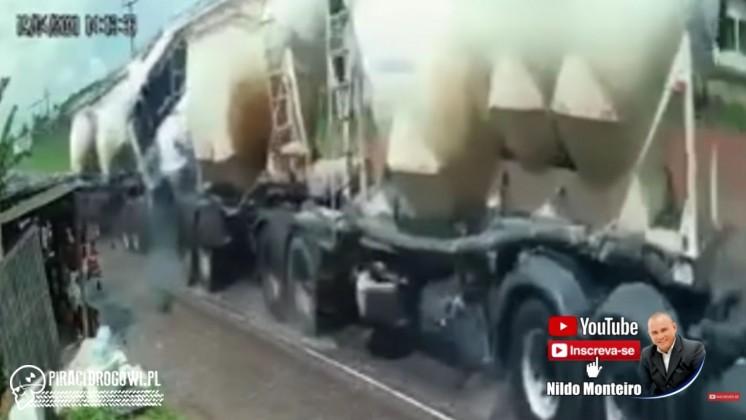 5 osób zginęło w aucie zmiażdżonym między ciężarówkami. To nagranie przeraża.