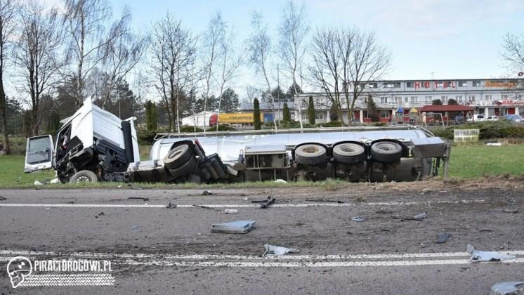 Czołowe zderzenie skody z cysterną. Kierowca osobówki zginął na miejscu.
