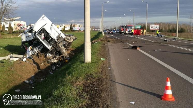 Czołowe zderzenie skody z cysterną. Kierowca osobówki zginął na miejscu.