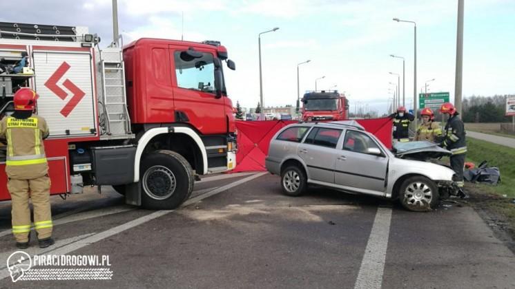 Czołowe zderzenie skody z cysterną. Kierowca osobówki zginął na miejscu.