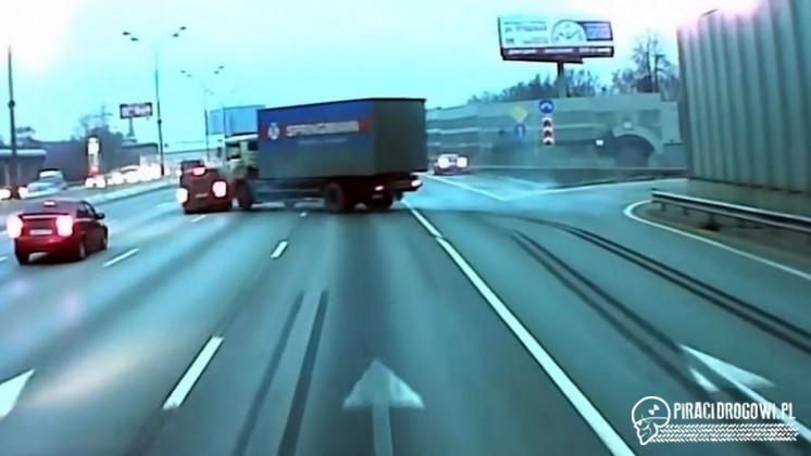 Zajeżdża drogę ciężarówce ( efekt domino )