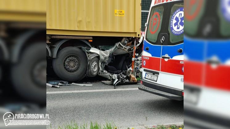 Toyota wepchnięta pod naczepę przez drugą ciężarówkę. Kierowca cudem przeżył!