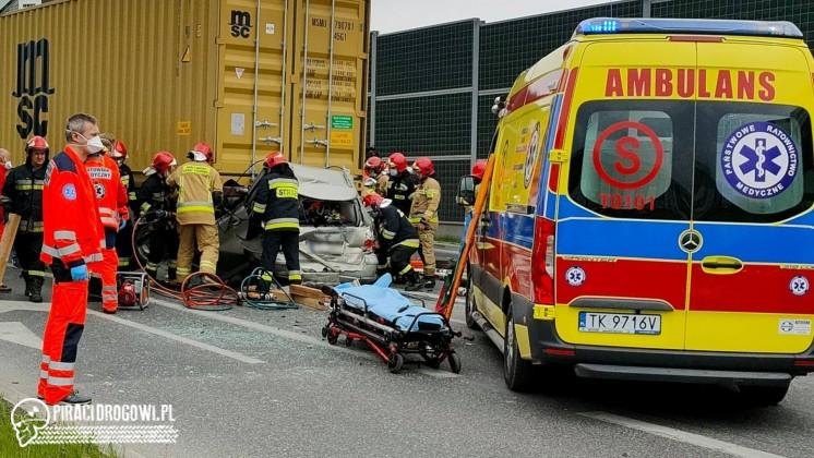 Toyota wepchnięta pod naczepę przez drugą ciężarówkę. Kierowca cudem przeżył!