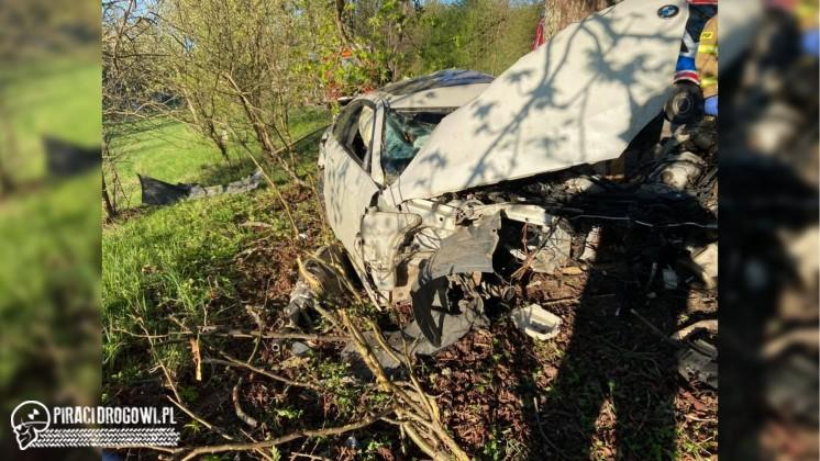 BMW obite z każdej strony. Na koniec zatrzymało się na drzewie.