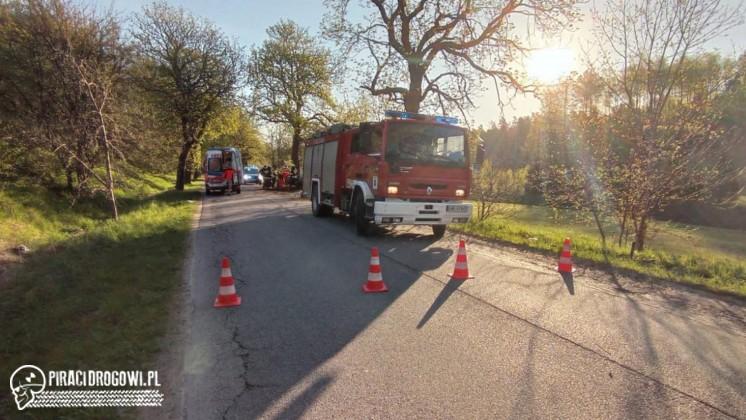 BMW obite z każdej strony. Na koniec zatrzymało się na drzewie.