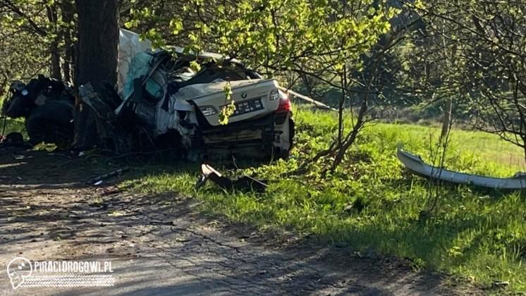 BMW obite z każdej strony. Na koniec zatrzymało się na drzewie.
