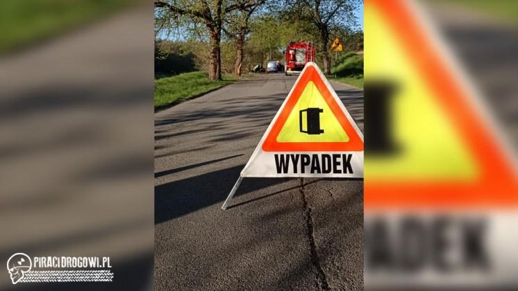 BMW obite z każdej strony. Na koniec zatrzymało się na drzewie.