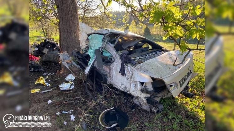 BMW obite z każdej strony. Na koniec zatrzymało się na drzewie.