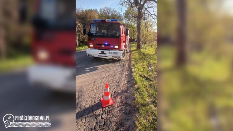 BMW obite z każdej strony. Na koniec zatrzymało się na drzewie.
