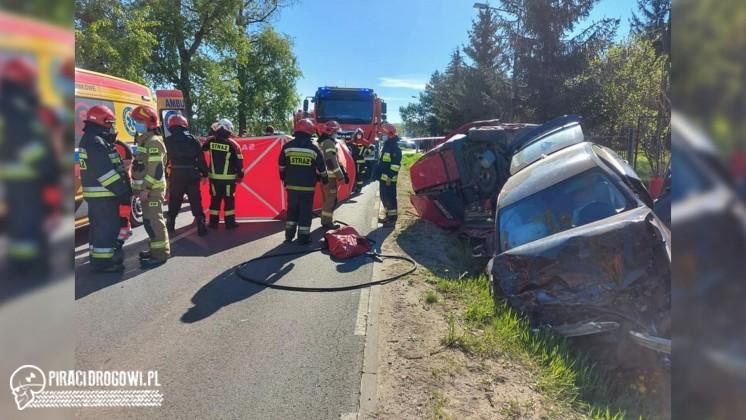 Kierowca BMW wyprzedzał inne samochody, wcześniej pił alkohol. 1 osoba nie żyje.