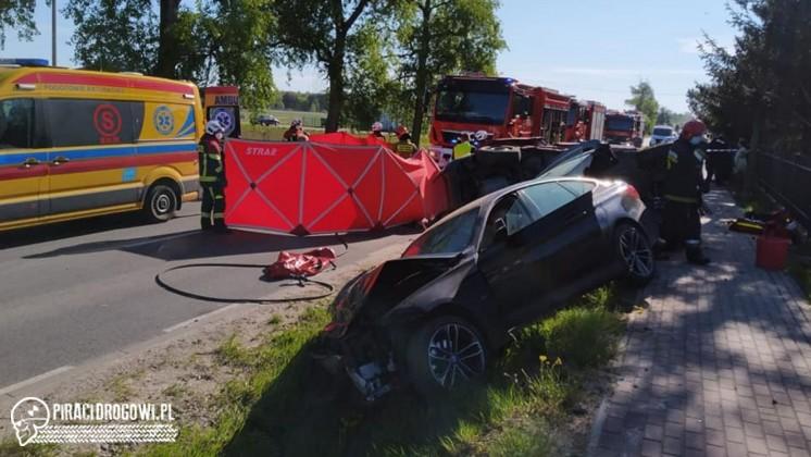 Kierowca BMW wyprzedzał inne samochody, wcześniej pił alkohol. 1 osoba nie żyje.