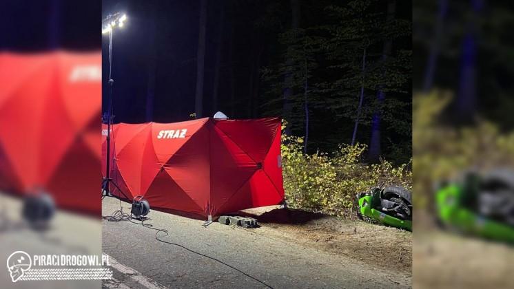 Kawasaki uderzyło w zaporę drogową. Motocyklista zginął.