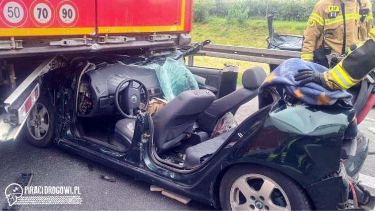 Skoda wbiła się pod ciężarówkę. Kierowca został zakleszczony ale przeżył.