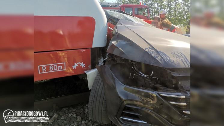 Pasażer volkswagena nie żyje, kierowca w szpitalu. Auto wjechało pod pociąg.